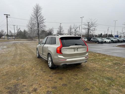 2017 Volvo XC90 T6 Momentum