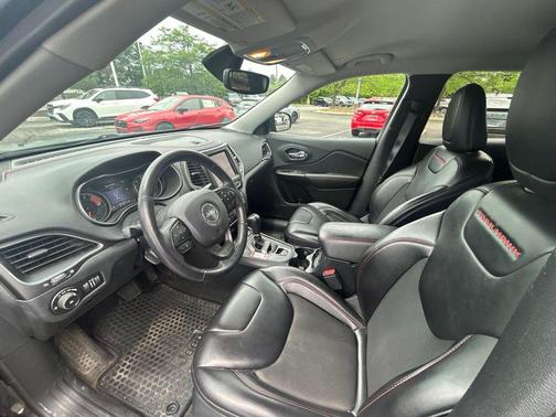 Diamond Black Crystal Pearlcoat 2019 Jeep Cherokee Trailhawk