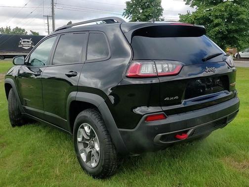 Diamond Black Crystal Pearlcoat 2019 Jeep Cherokee Trailhawk