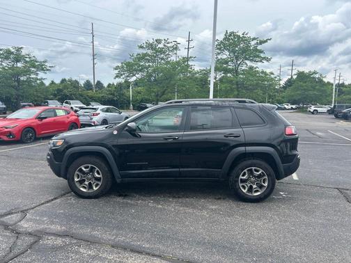 Diamond Black Crystal Pearlcoat 2019 Jeep Cherokee Trailhawk
