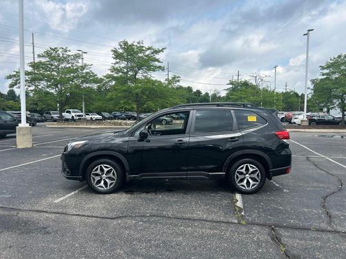 Crystal Black Silica 2023 Subaru Forester Premium