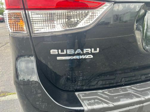 Crystal Black Silica 2023 Subaru Forester Premium