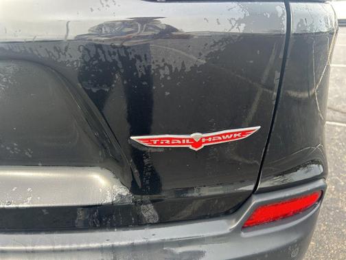 Diamond Black Crystal Pearlcoat 2020 Jeep Cherokee Trailhawk