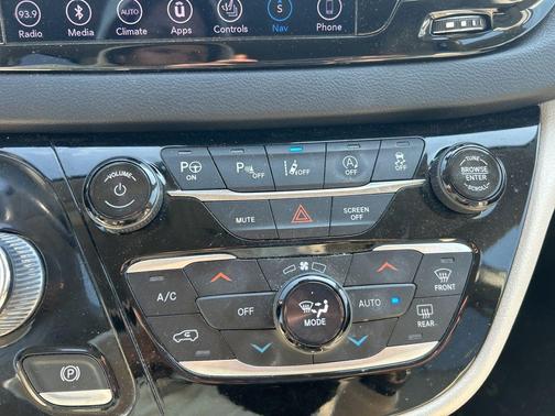 Bright White Clearcoat 2018 Chrysler Pacifica Touring-L Plus