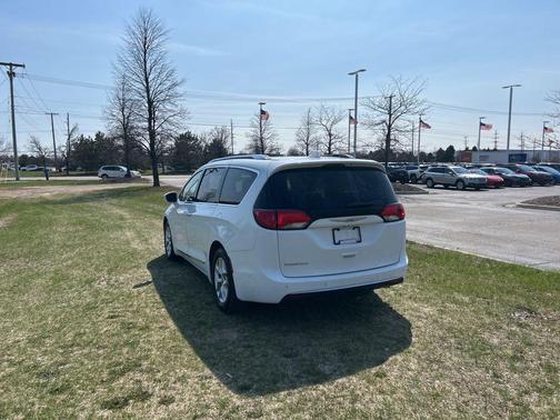 Bright White Clearcoat 2018 Chrysler Pacifica Touring-L Plus