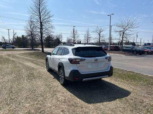 Crystal White Pearl 2023 Subaru Outback Limited