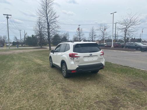Crystal White Pearl 2023 Subaru Forester Premium
