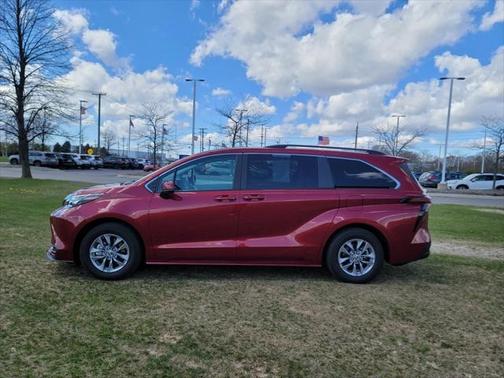 2024 Toyota Sienna LE