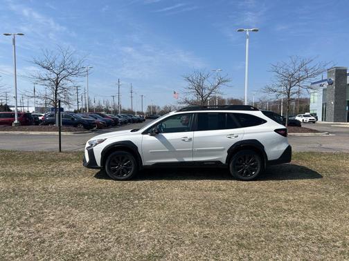 Crystal White Pearl 2023 Subaru Outback Onyx Edition XT