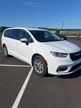 2023 Chrysler Pacifica Touring-L