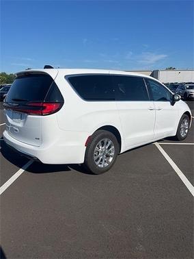 2023 Chrysler Pacifica Touring-L