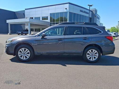 Magnetite Gray Metallic 2018 Subaru Outback 2.5i Premium