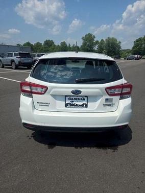 Crystal White Pearl 2018 Subaru Impreza 2.0i