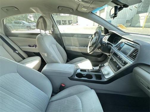 2017 Hyundai SONATA Hybrid SE