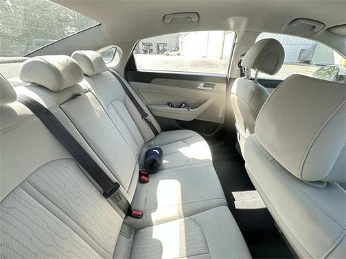 2017 Hyundai SONATA Hybrid SE