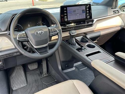 2023 Toyota Sienna XLE 8 Passenger