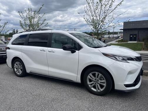 2023 Toyota Sienna XSE 7 Passenger