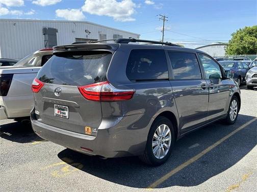 2017 Toyota Sienna LE