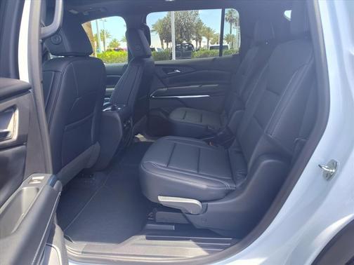 Polar White Tricoat 2026 Chevrolet Traverse LT