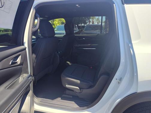 Summit White 2026 Chevrolet Traverse LT