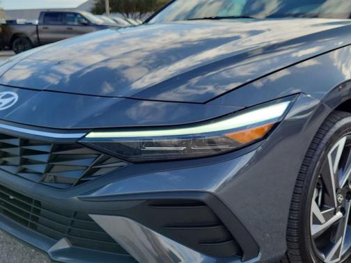 2025 Hyundai ELANTRA HEV SEL