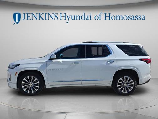 Iridescent Pearl Tricoat 2022 Chevrolet Traverse Premier