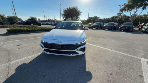 2025 Hyundai ELANTRA SE
