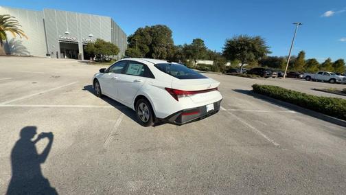 2025 Hyundai ELANTRA SE