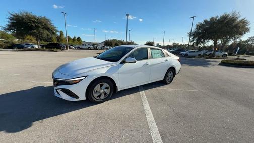 2025 Hyundai ELANTRA SE