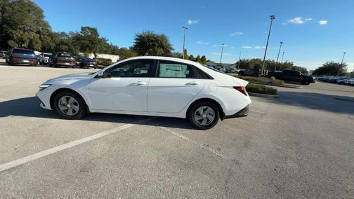 2025 Hyundai ELANTRA SE
