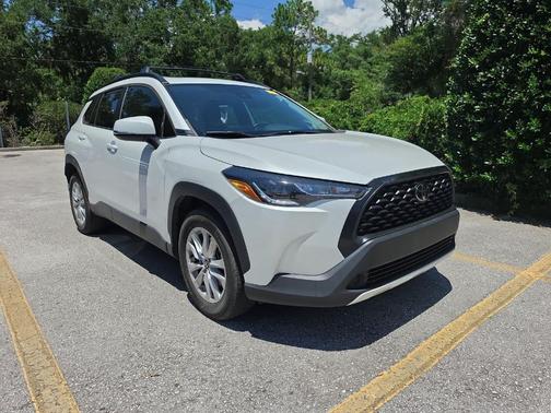 Pearl 2022 Toyota Corolla Cross LE