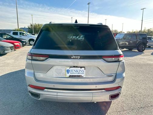 2022 Jeep Grand Cherokee Summit