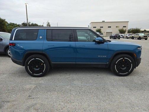 2025 Rivian R1S Adventure