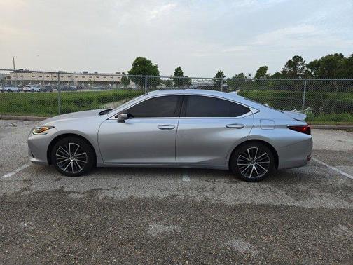 2023 Lexus ES 300h Base