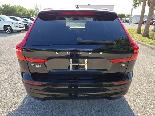 Onyx Black Metallic 2022 Volvo XC60 B5 Momentum