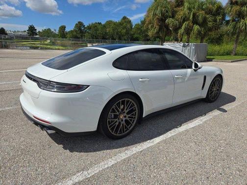 2022 Porsche Panamera 4 Platinum Edition