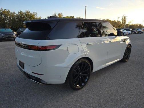 2025 Land Rover Range Rover Sport SE