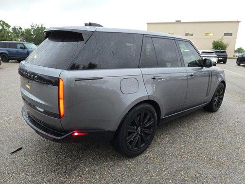 2025 Land Rover Range Rover P550e SE