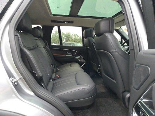 2025 Land Rover Range Rover P550e SE