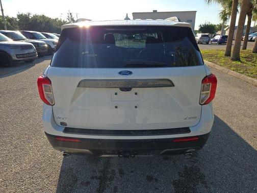 Star White Metallic Tri-Coat 2022 Ford Explorer XLT