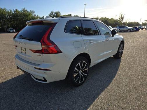 Crystal White Metallic 2025 Volvo XC60 B5 Plus