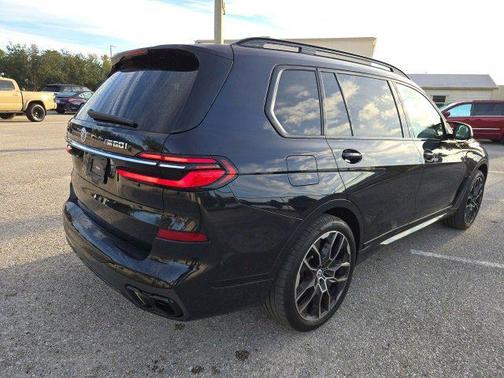 2023 BMW X7 M60i