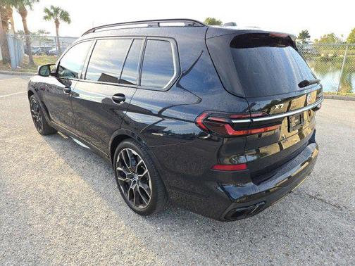 2023 BMW X7 M60i