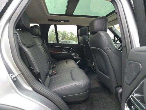 2025 Land Rover Range Rover P550e SE