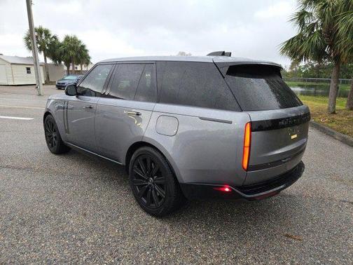 2025 Land Rover Range Rover P550e SE