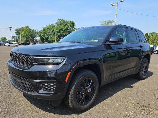 2025 Jeep Grand Cherokee Laredo