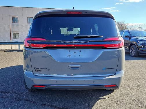 2023 Chrysler Pacifica Hybrid Touring L