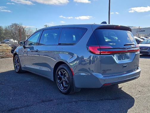 2023 Chrysler Pacifica Hybrid Touring L