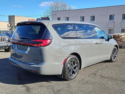 2023 Chrysler Pacifica Hybrid Touring L
