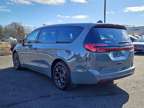 2023 Chrysler Pacifica Hybrid Touring L
